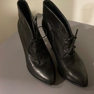 B Makowsky size 9 black cuff booties